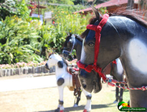 3 horse statues ready for "riding"