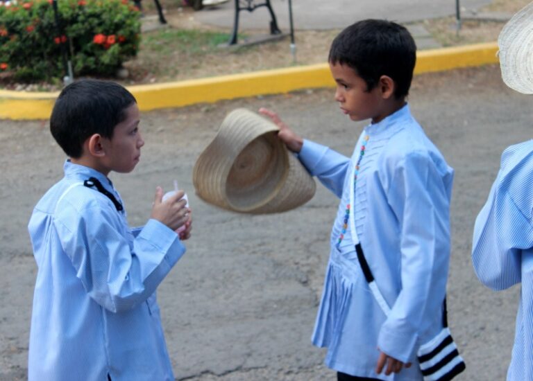 2 boys in traditional Panama dress