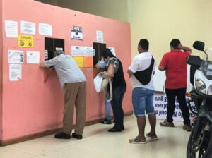 5 people waiting to pay traffic tickets in David, Panama